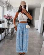 Pantalon large bleu ciel imprimé bandana, taille élastique, coupe fluide en viscose et élasthanne.