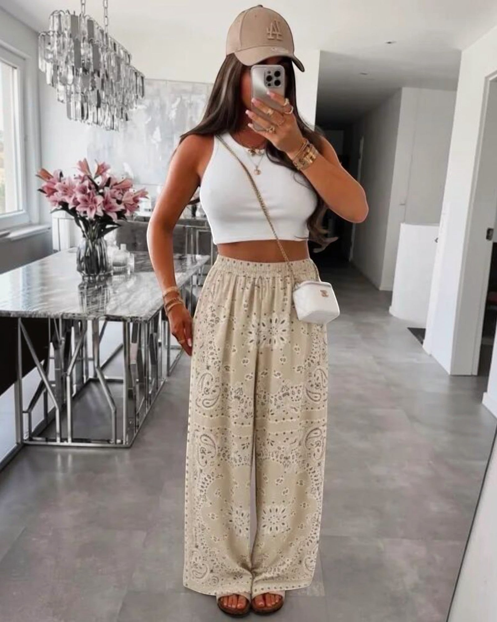 Pantalon large ISSYMA imprimé bandana beige en viscose, taille élastique, coupe fluide.