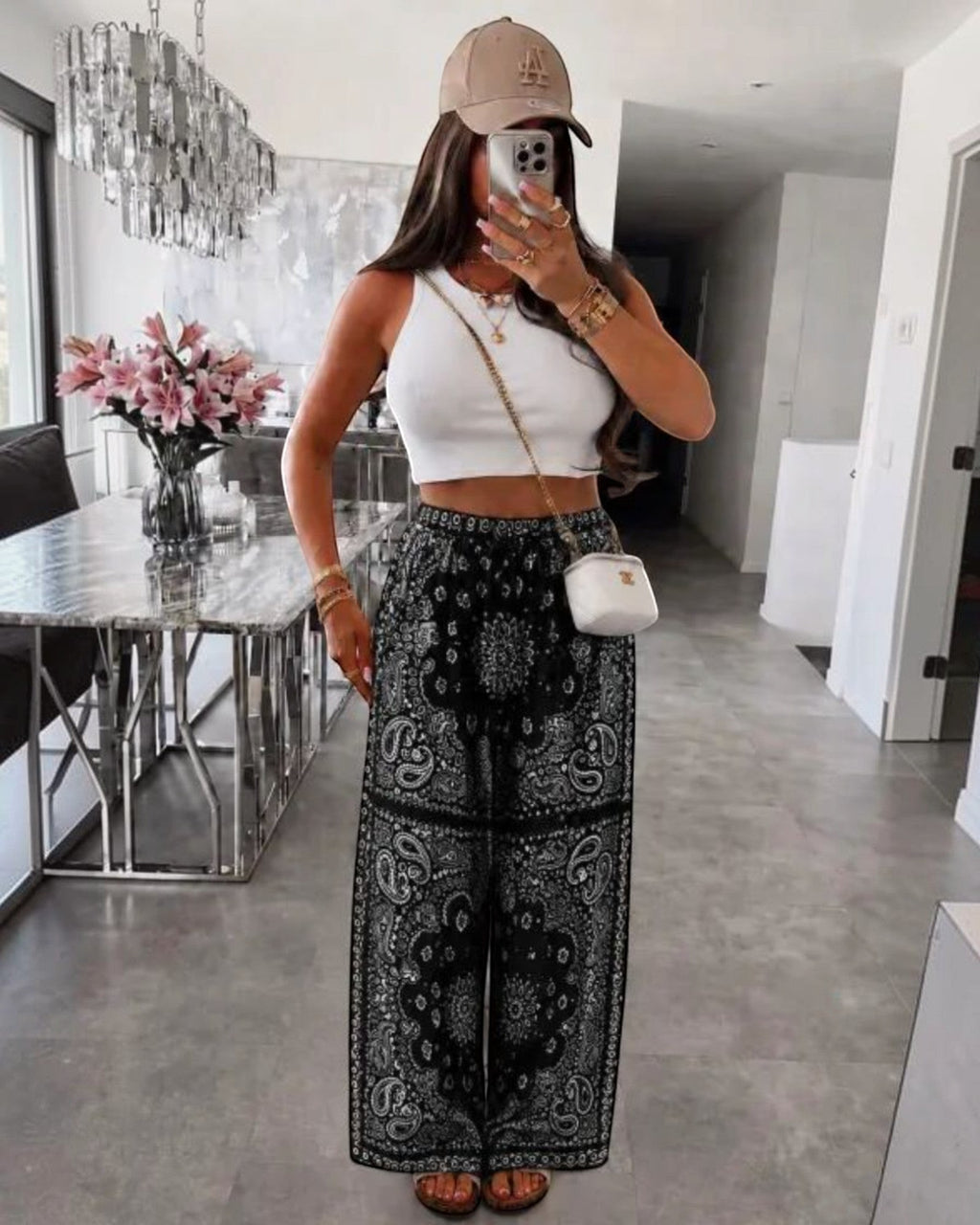 Pantalon large noir et blanc imprimé bandana ISSYMA en viscose, taille élastique, coupe fluide.