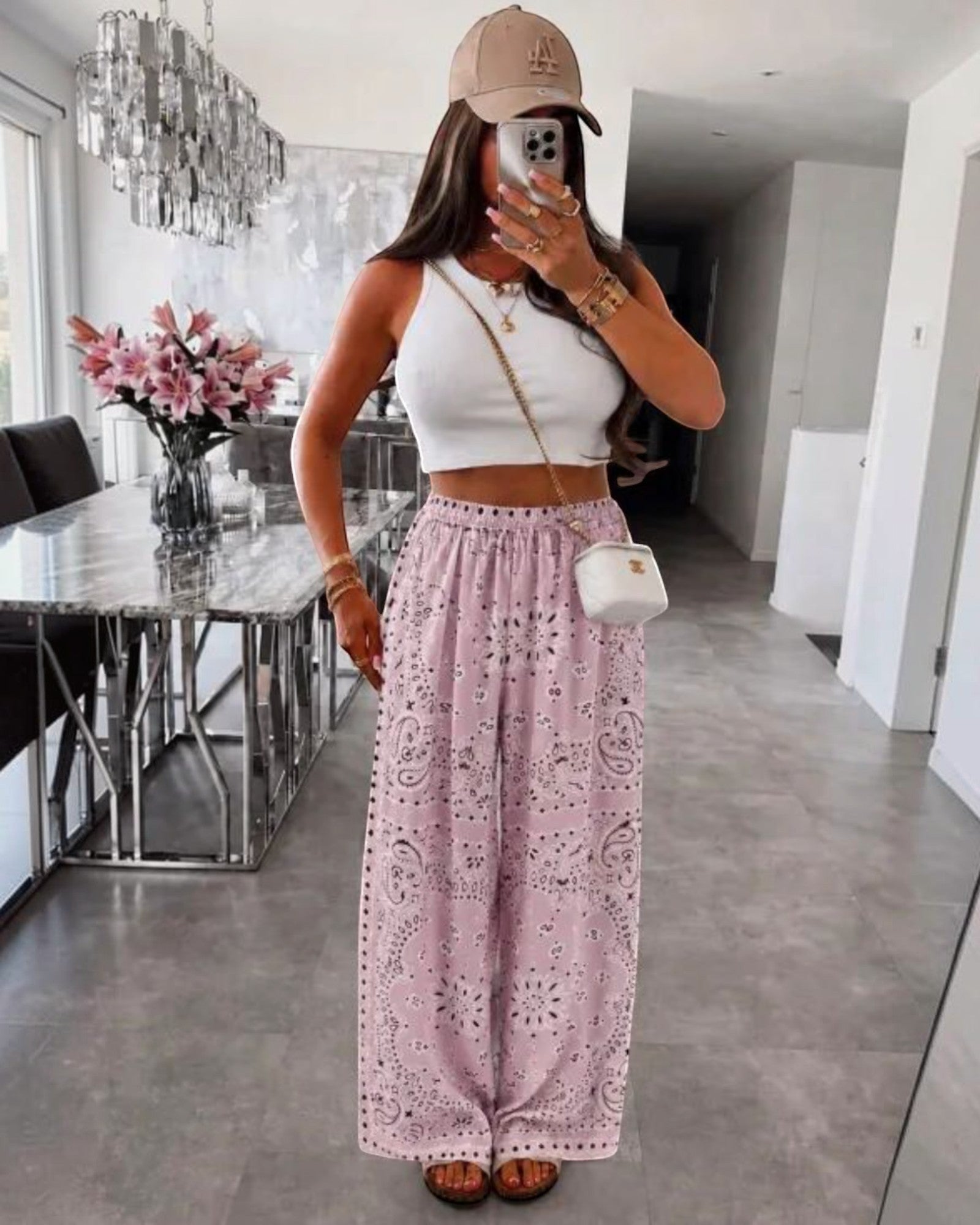 Pantalon large rose imprimé bandana en viscose, taille élastique, coupe fluide pour un style décontracté.