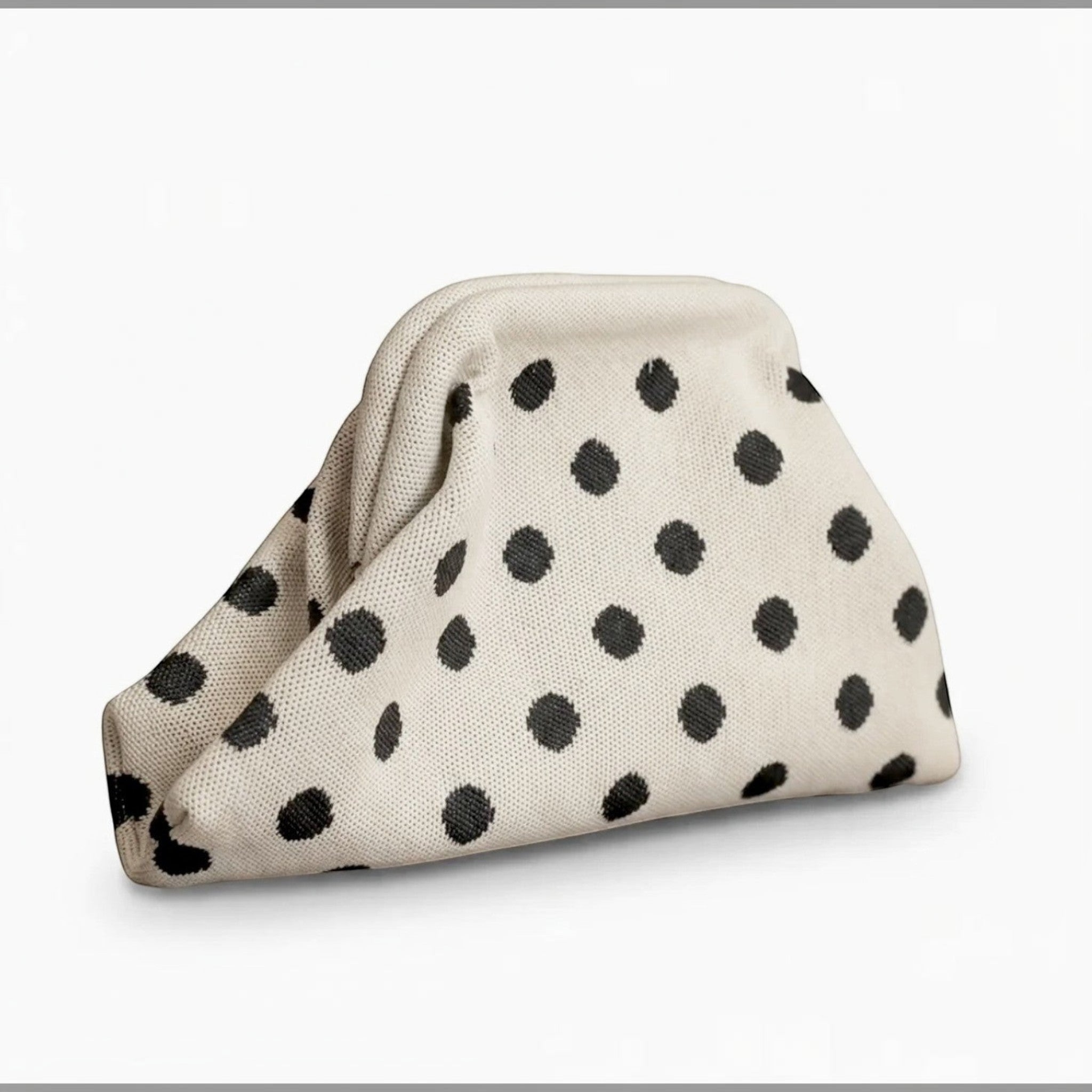 Pochette à pois Simon LOUISA LEE chez  en textile beige et noir avec fermeture magnétique invisible.