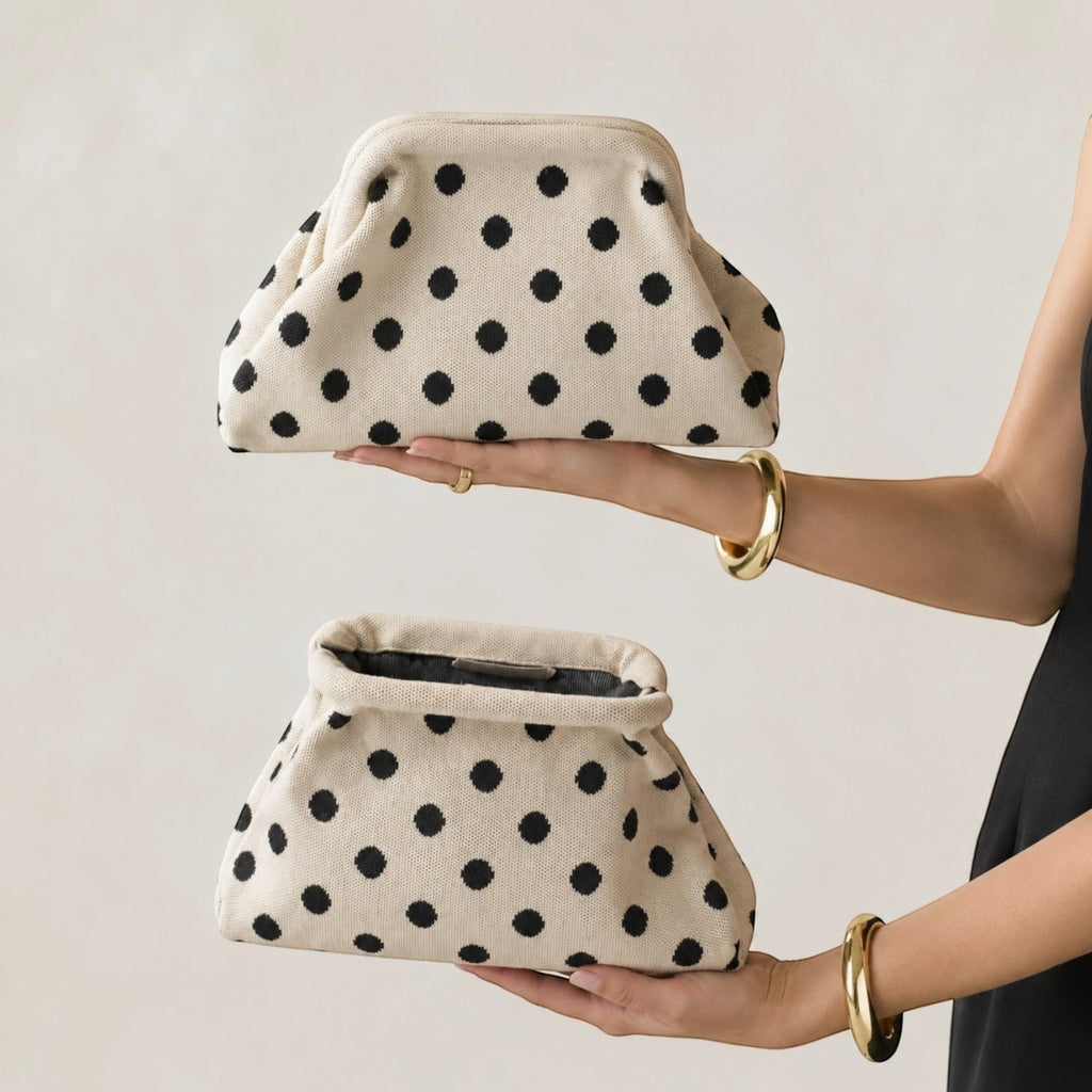 Pochette à pois Simon LOUISA LEE vendue par, sac textile beige à pois noirs avec fermeture magnétique articulée.