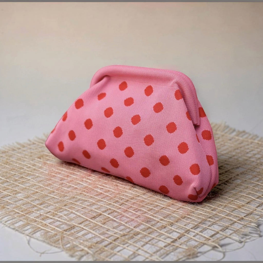 Pochette Simon Louisa Lee rose à pois rouges en textile avec cadre articulé et fermeture magnétique invisible.