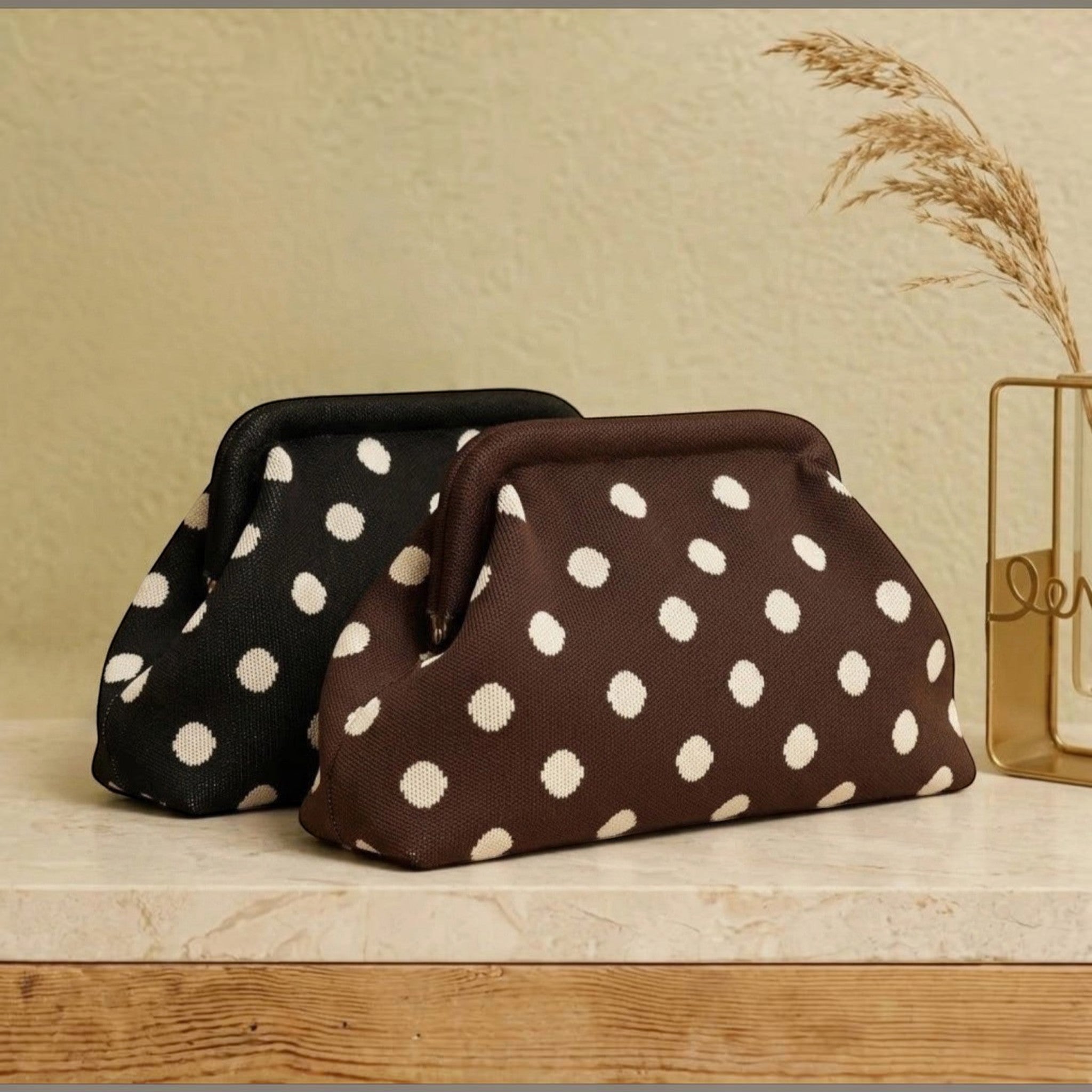 Pochettes à pois Simon LOUISA LEE par en textile noir et marron avec fermeture magnétique articulée.
