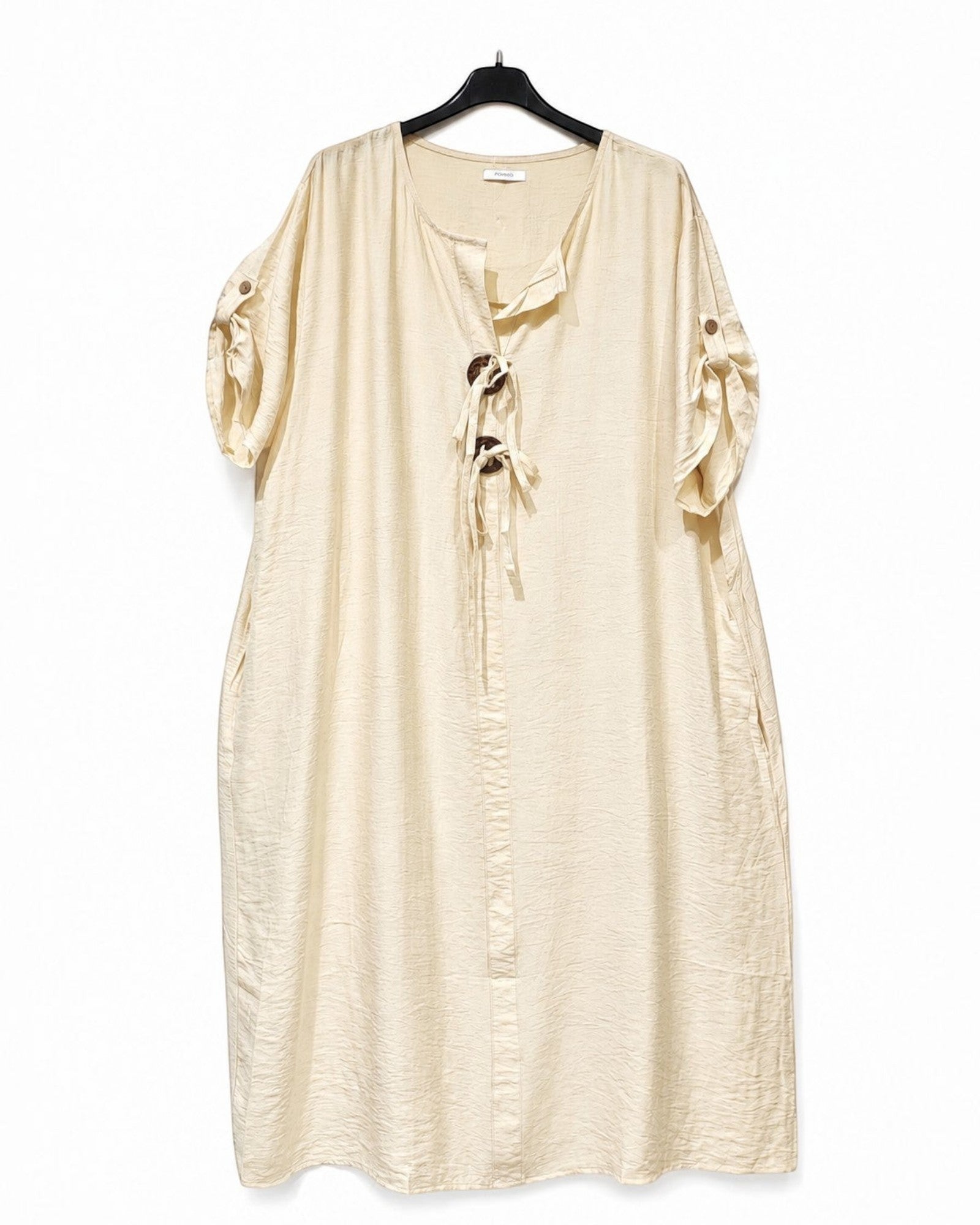 Robe longue beige en viscose et polyester, col V noué, manches retroussables, coupe ample et fluide.