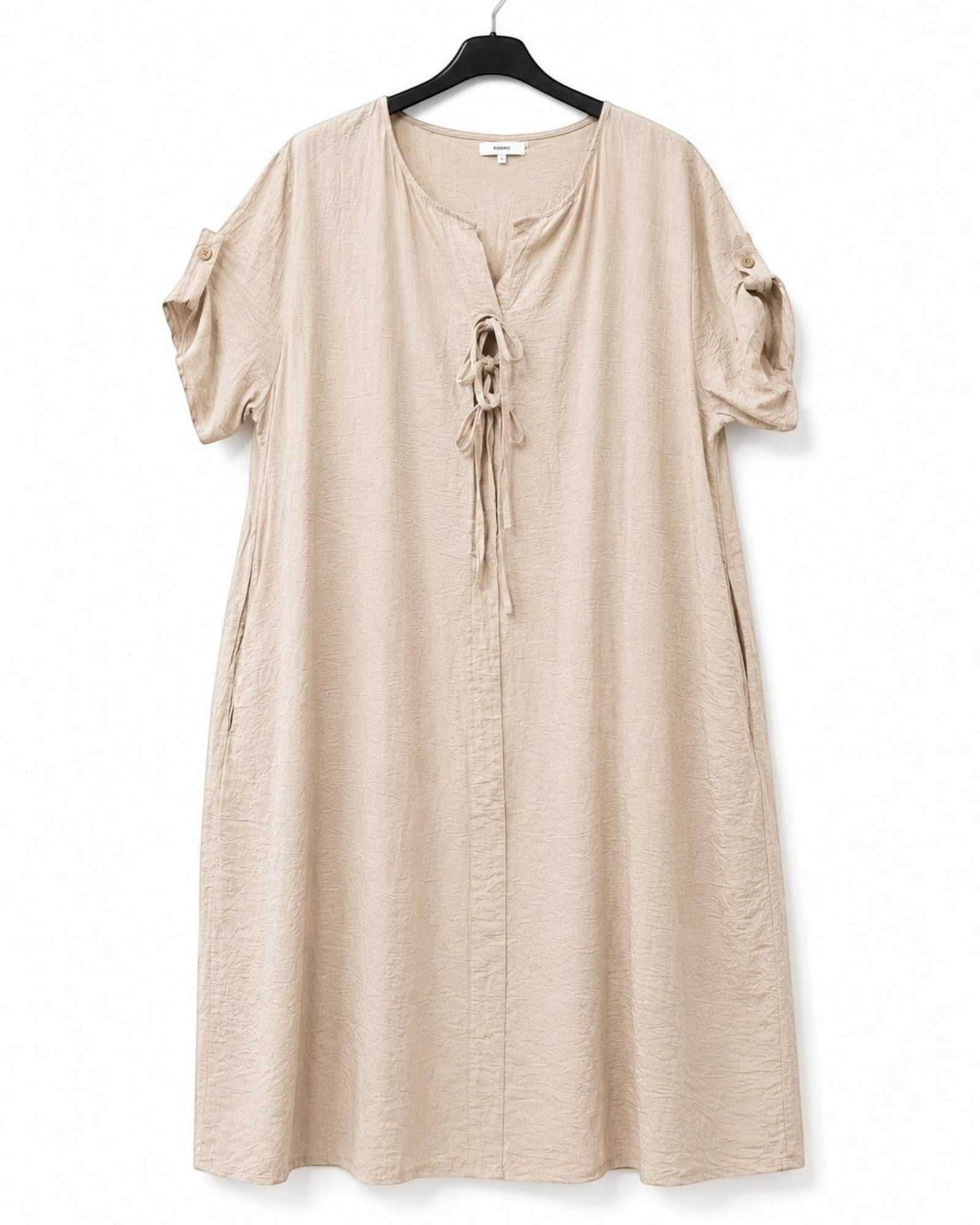 Robe longue beige en viscose et polyester, col V à nouer, manches courtes retroussables, coupe ample.