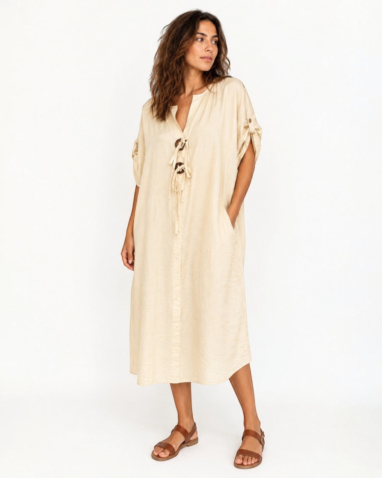 Robe longue beige en viscose et polyester, col V avec liens, manches retroussables, coupe ample.