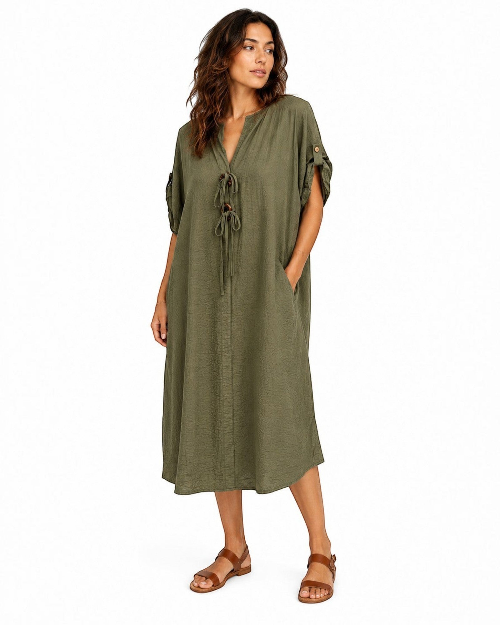 Robe longue kaki en viscose et polyester, col V noué, manches retroussables, coupe ample et fluide.