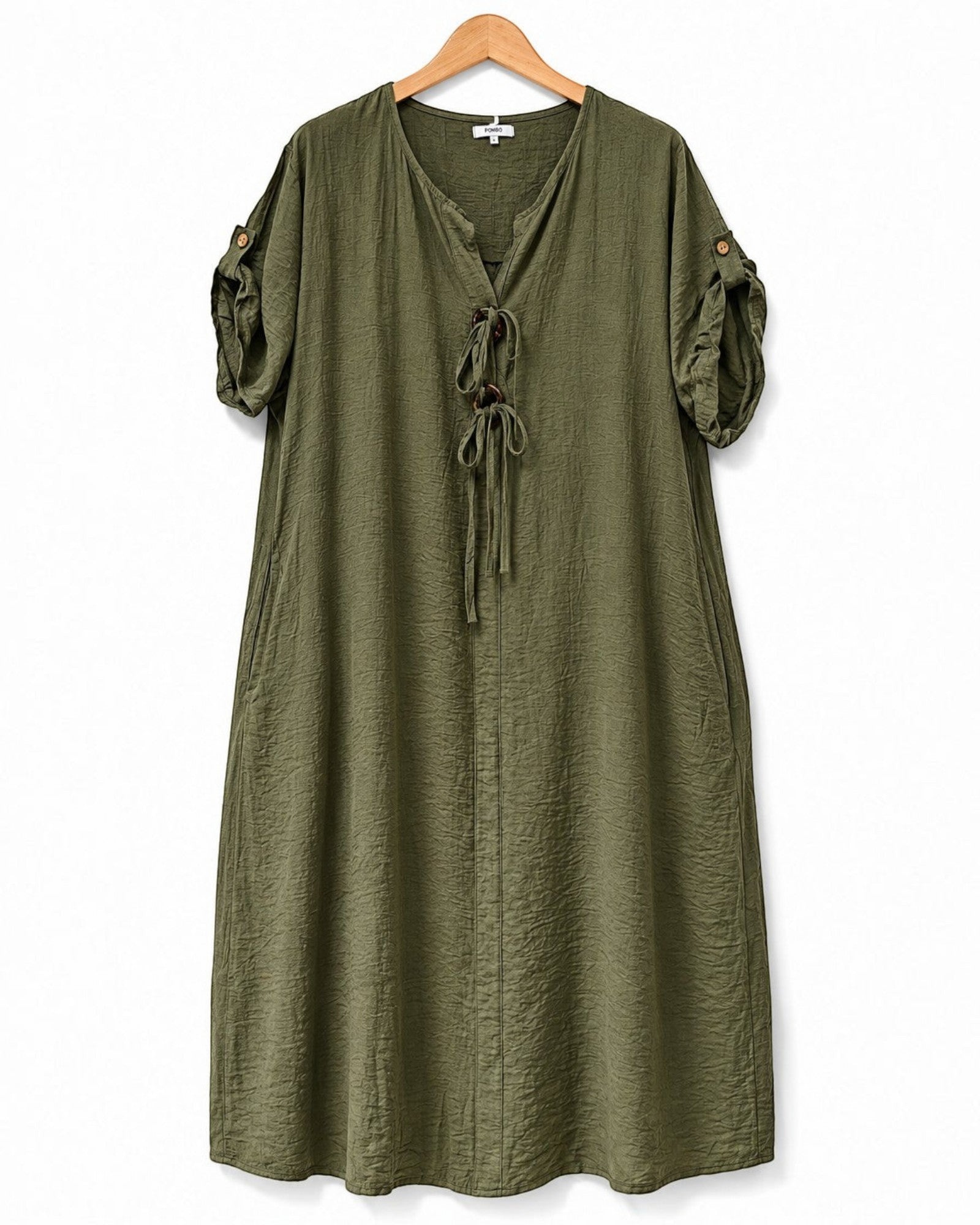 Robe longue verte en viscose et polyester, col V noué, manches retroussables, coupe ample.