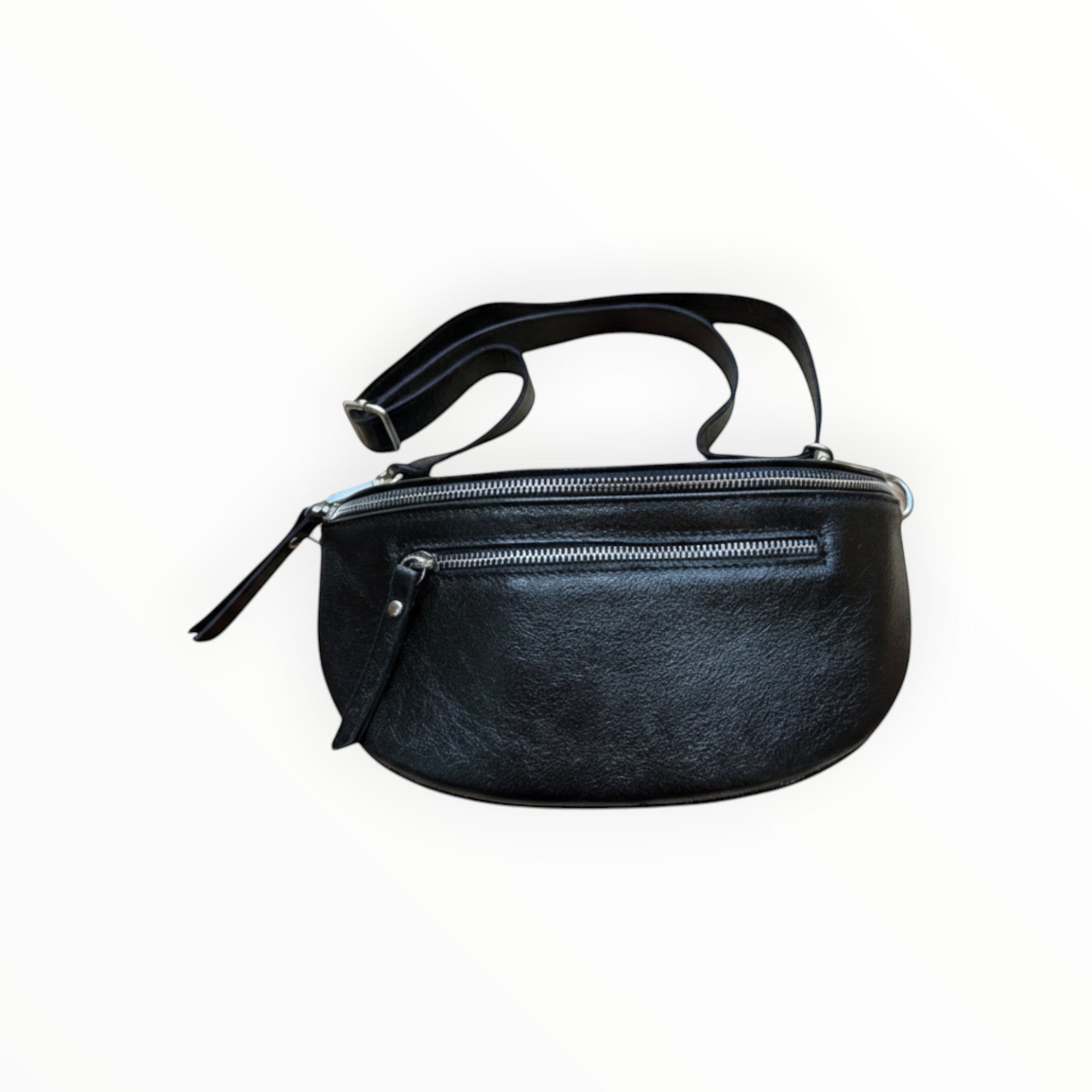 Sac banane Louisa Lee en cuir noir irisé avec bandoulière réglable et deux fermetures zippées argentées.