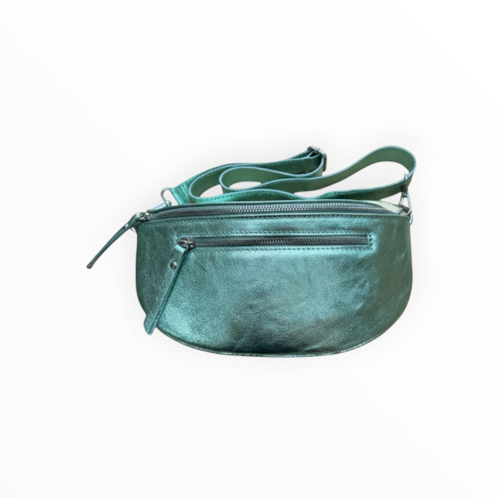 Sac banane  Louisa Lee en cuir de vachette irisé vert avec deux fermetures zippées et bandoulière réglable.