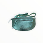 Sac banane  Louisa Lee en cuir de vachette irisé vert avec deux fermetures zippées et bandoulière réglable.