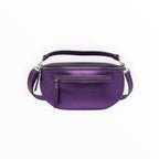 Sac banane Louisa Lee en cuir de vachette irisé violet avec deux fermetures zippées et bandoulière réglable.