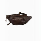 Sac banane en cuir marron souple avec poches zippées, idéal pour un style urbain et décontracté.