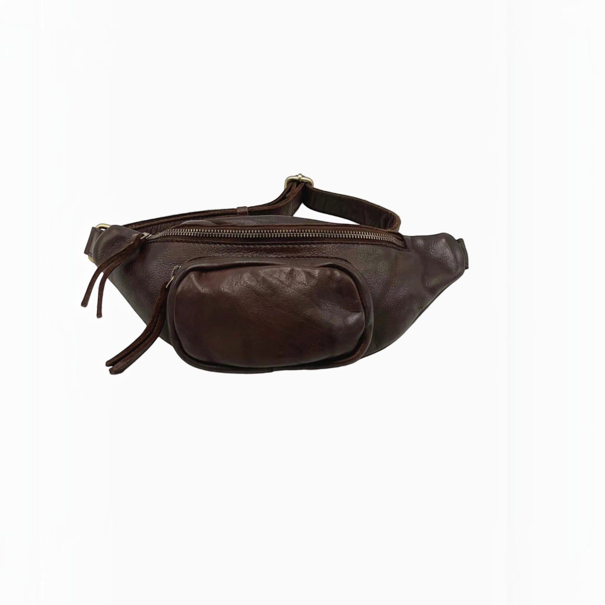 Sac banane en cuir marron souple avec poches zippées, idéal pour un style urbain et décontracté.