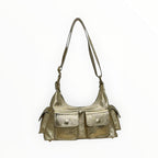 Sac bandoulière femme en cuir métallisé doré avec deux poches plaquées avant.
