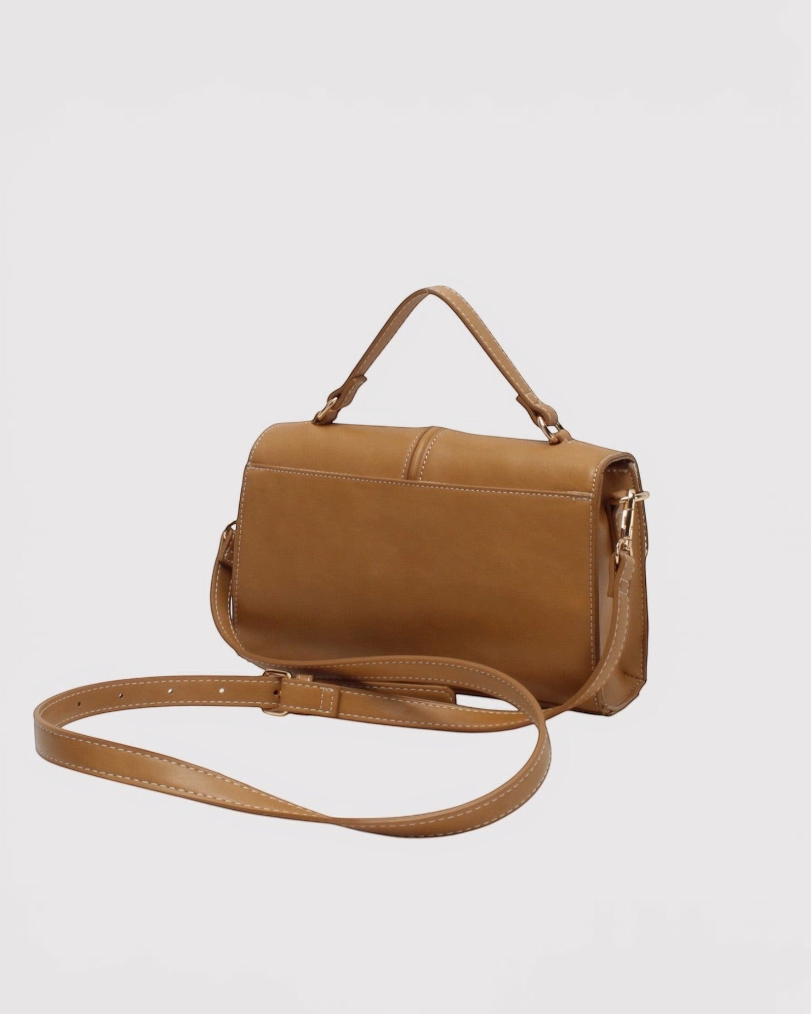 Sac bandoulièreen cuir marron avec anse et bandoulière réglable, fermoir à pression.