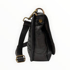 Sac bandoulière en cuir marron foncé tressé avec bandoulière réglable et détails en métal vieilli.