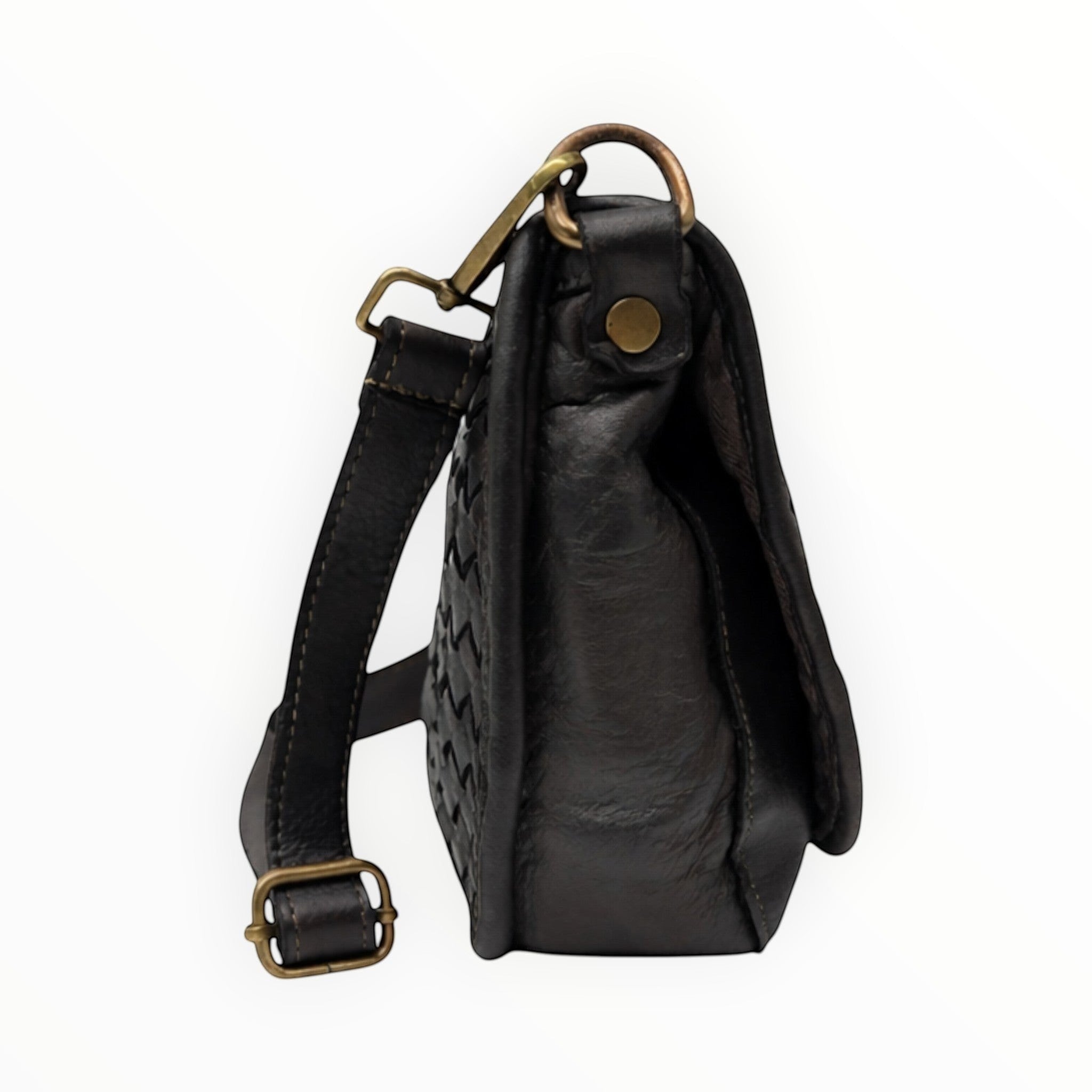 Sac bandoulière en cuir marron foncé tressé avec bandoulière réglable et détails en métal vieilli.