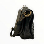Sac bandoulière  en cuir noir tressé avec bandoulière réglable et détails en métal vieilli style vintage chic.