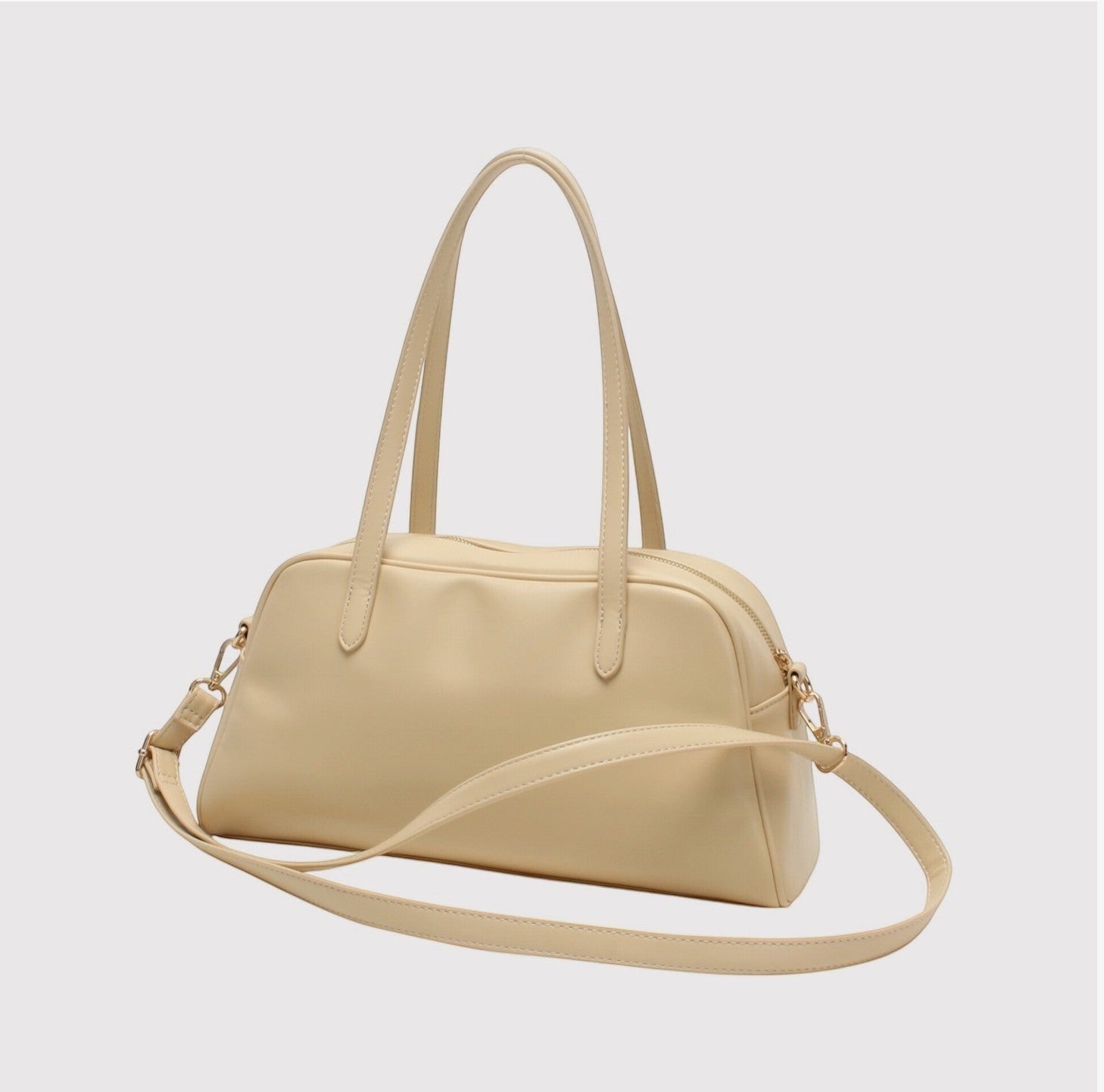 Sac bandoulière long beige en similicuir avec boucle décorative dorée de la marque BESTINI