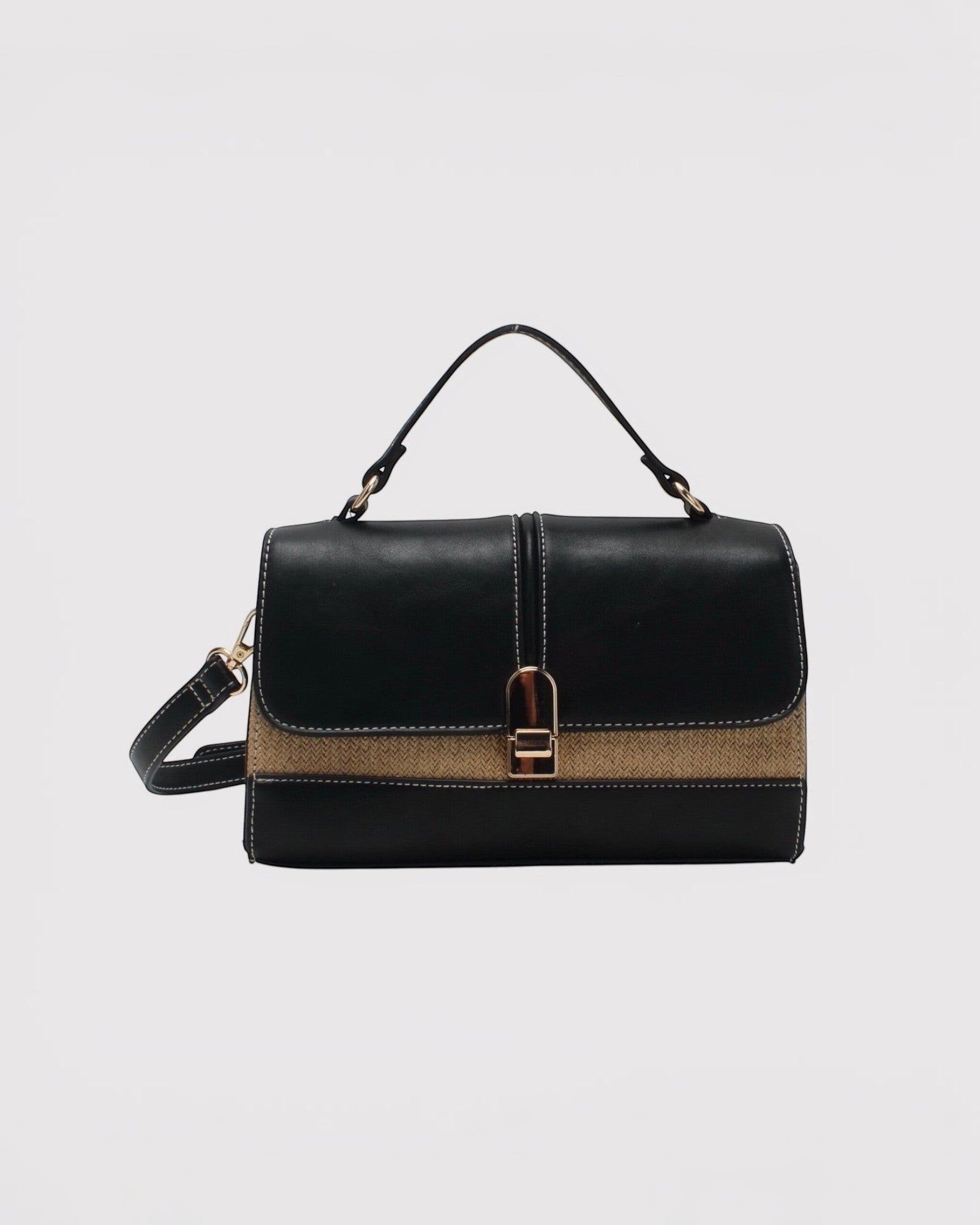 Sac bandoulière  en cuir noir et tissu beige, fermoir à pression doré, anse courte et bandoulière amovible.