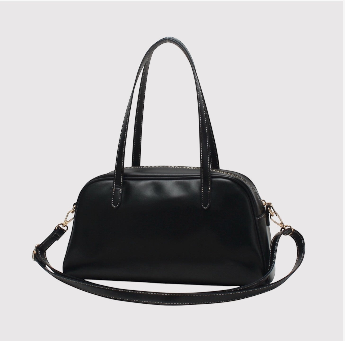 Sac bandoulière long noir BESTINI en cuir avec boucle décorative dorée et surpiqûres blanches