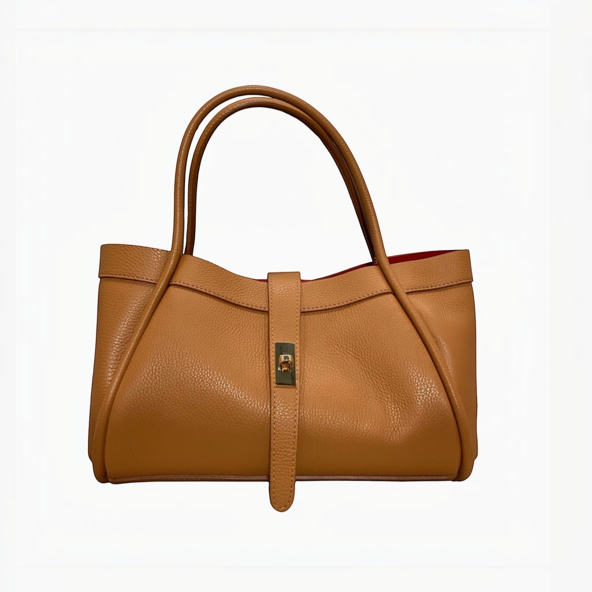 Sac à main mini Hugo LOUISA LEE en cuir grainé camel avec fermoir doré et doublure rouge.