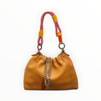 Sac bandoulière LOUISA LEE en cuir grainé camel avec anse cordon multicolore et chaîne argentée. Fabrication italienne.