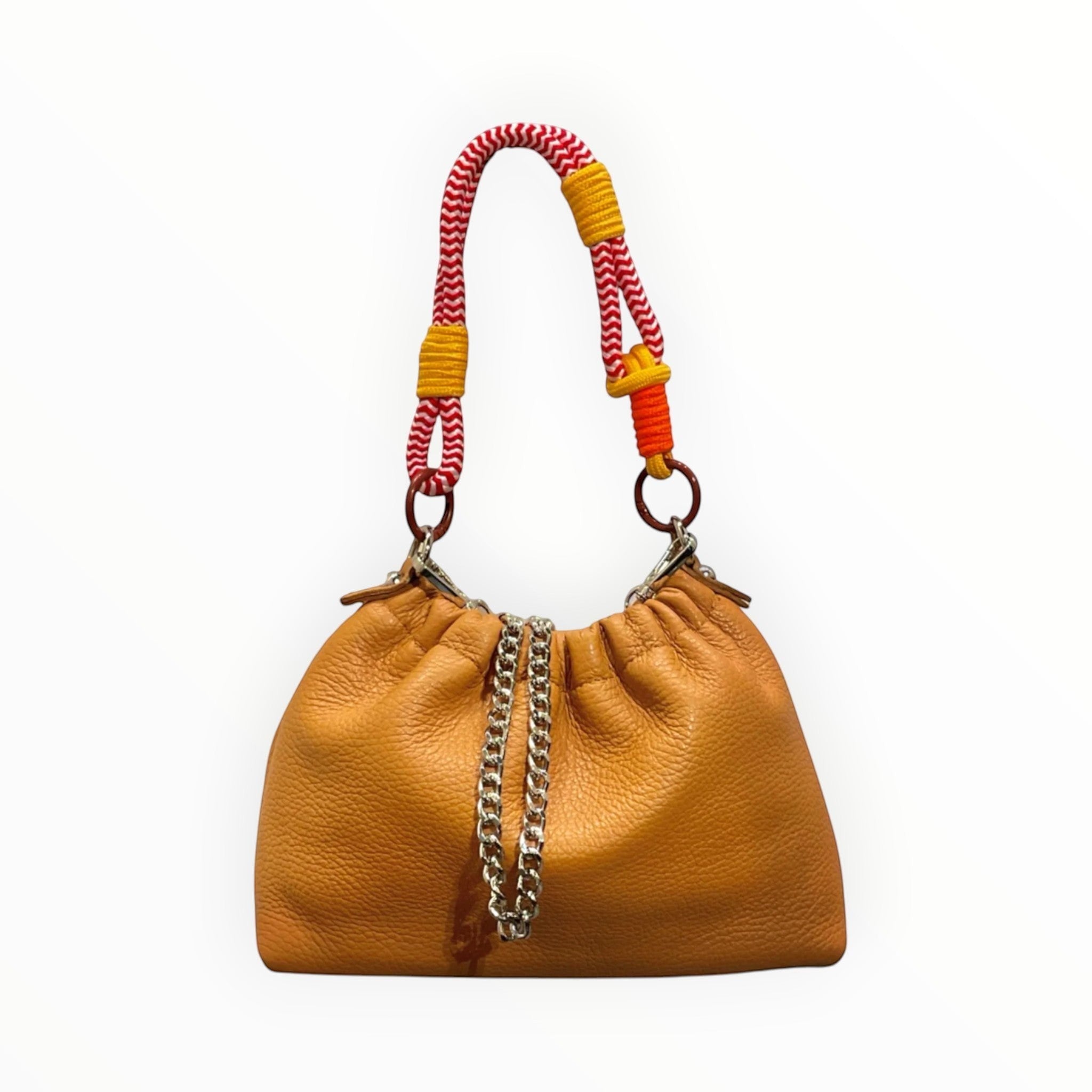 Sac bandoulière LOUISA LEE en cuir grainé camel avec anse cordon multicolore et chaîne argentée. Fabrication italienne.