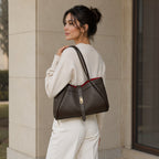 Sac cuir grainé mini Hugo LOUISA LEE marron foncé avec doublure rouge et fermoir doré.