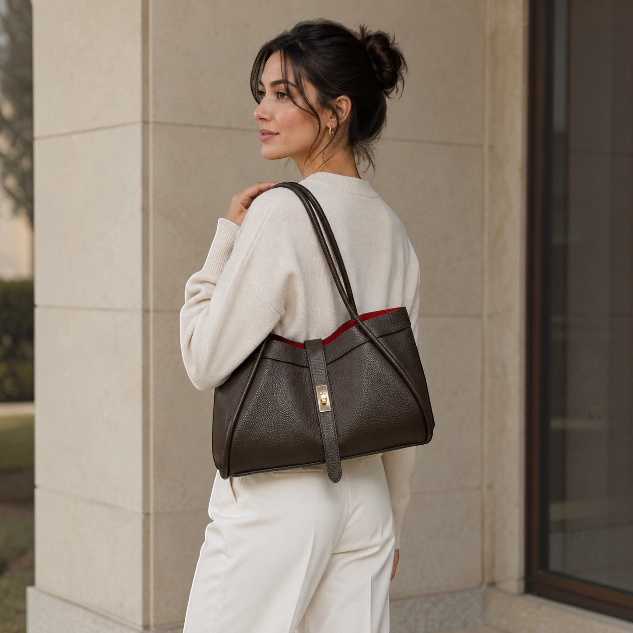 Sac cuir grainé mini Hugo LOUISA LEE marron foncé avec doublure rouge et fermoir doré.