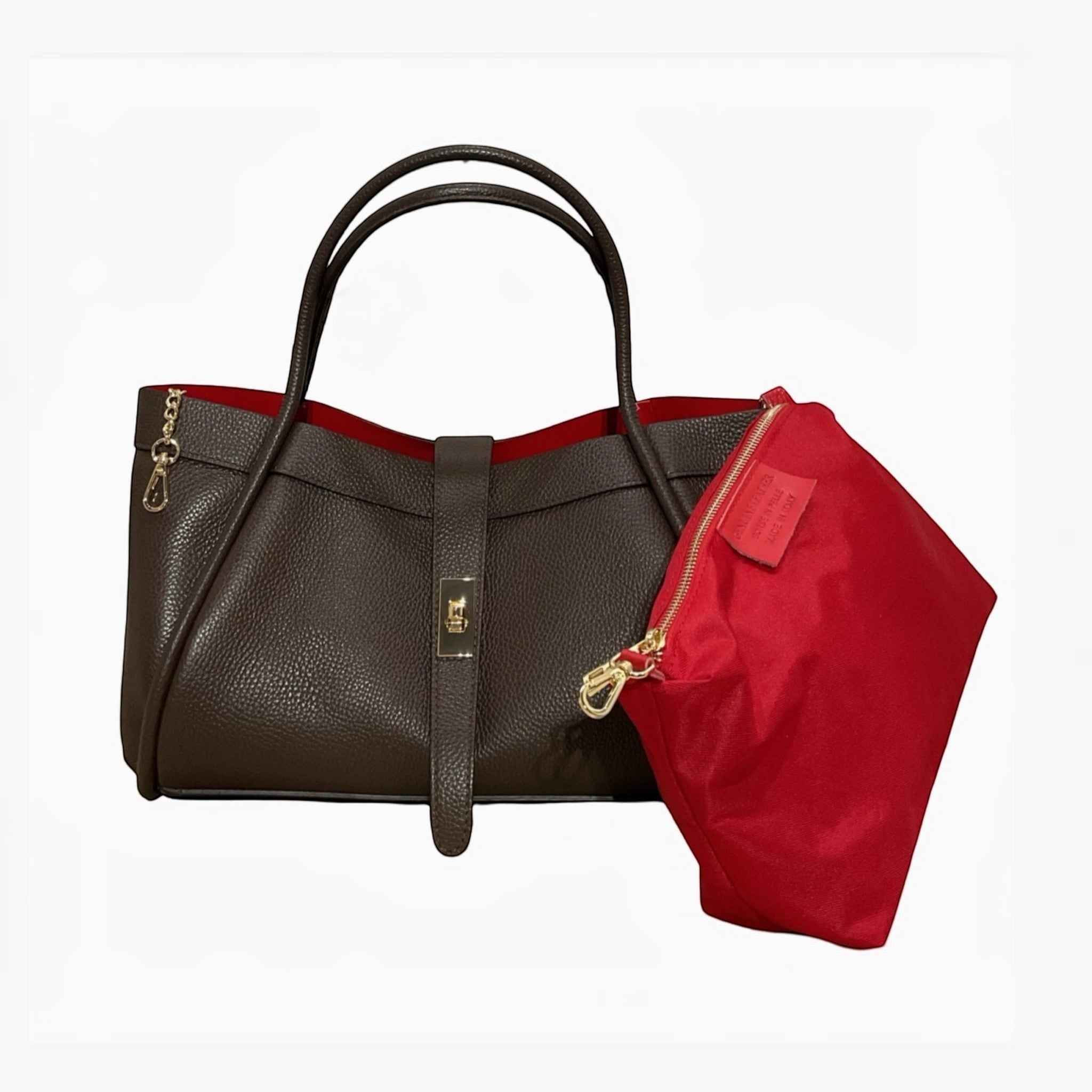 Sac mini Hugo LOUISA LEE en cuir grainé marron foncé avec doublure rouge et pochette assortie rouge.