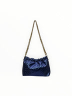 Sac à main LOUISA LEE en cuir de vachette irisé bleu avec effet plissé et bandoulière chaîne dorée