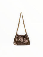 Sac à main LOUISA LEE en cuir de vachette irisé bronze avec effet plissé et bandoulière chaîne dorée