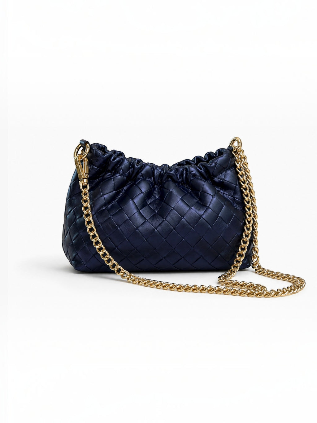 Sac LOUISA LEE en cuir de vachette irisé bleu marine avec effet tressé et bandoulière en chaîne dorée