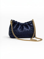 Sac LOUISA LEE en cuir de vachette irisé bleu marine avec effet tressé et bandoulière en chaîne dorée