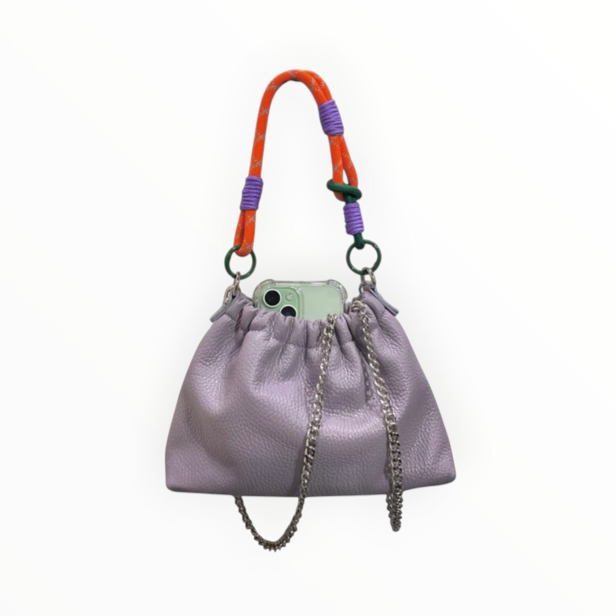 Sac seau LOUISA LEE en cuir grainé lilas avec anse cordon multicolore et chaîne argentée. Fabriqué en Italie.
