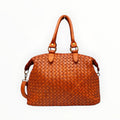 Sac à main  LOUISA LEE en cuir de vachette tressé couleur cognac, fabrication italienne artisanale.