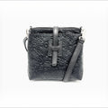 Sac d'épaule  SUIE VALENTINI en cuir noir imprimé, fabriqué main en Italie avec bandoulière réglable.