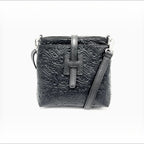 Sac d'épaule  SUIE VALENTINI en cuir noir imprimé, fabriqué main en Italie avec bandoulière réglable.