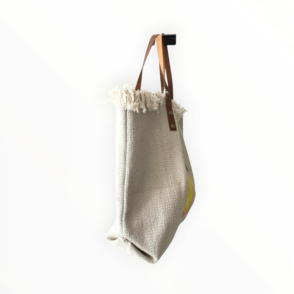 sac fourre-tout en toile écru avec imprimé citron, garniture en cuir et franges