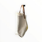 sac fourre-tout en toile écru avec imprimé citron, garniture en cuir et franges