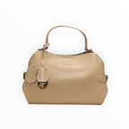 Sac à main  beige en cuir structuré avec poignée ergonomique et détails métalliques élégants