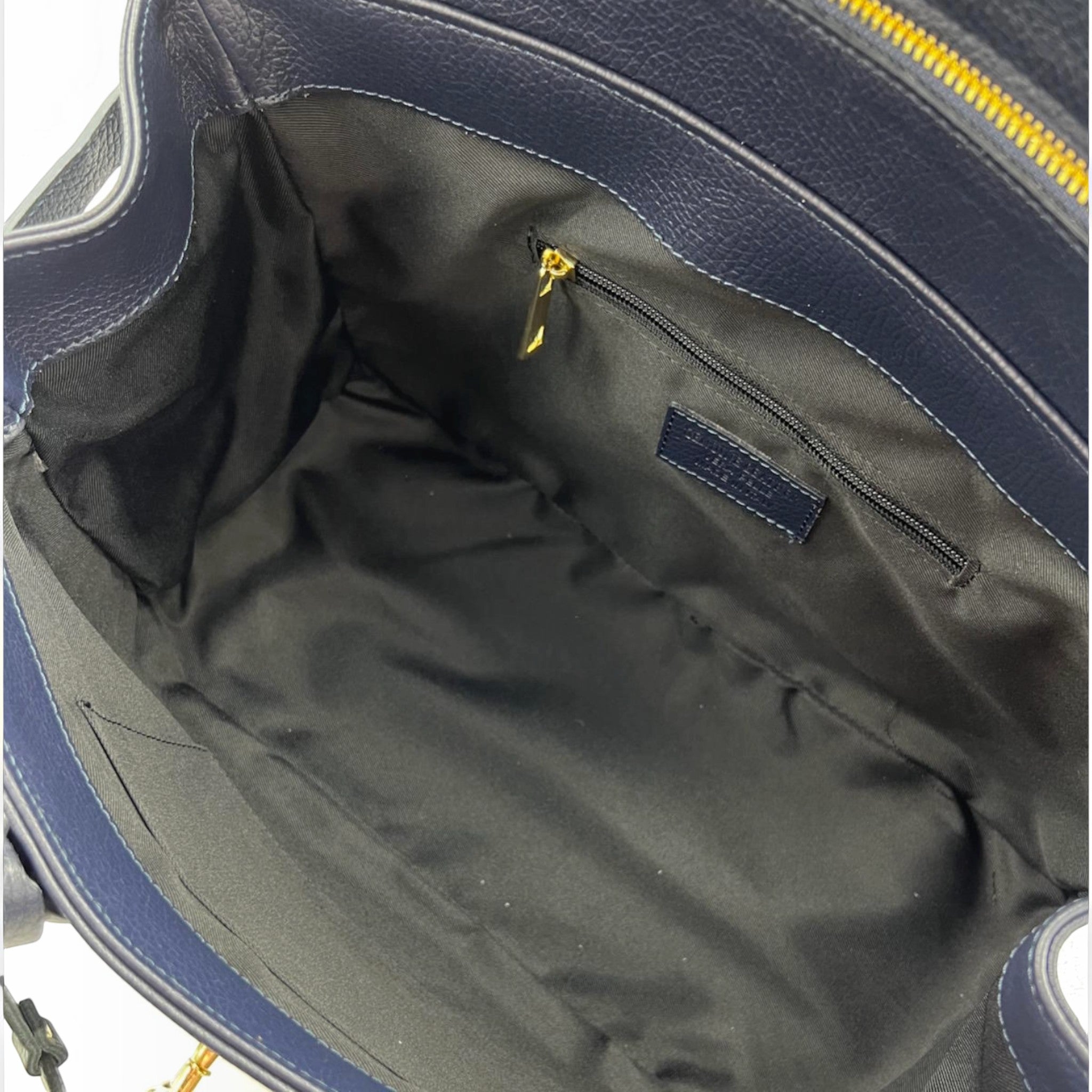 Intérieur spacieux du grand sac à main professionnel  en cuir grainé bleu marine avec doublure noire et zip doré