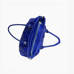 Sac à main bleu électrique en cuir brossé LOUISA LEE, grand format, détails dorés, idéal pour ordinateur portable 16 pouces.