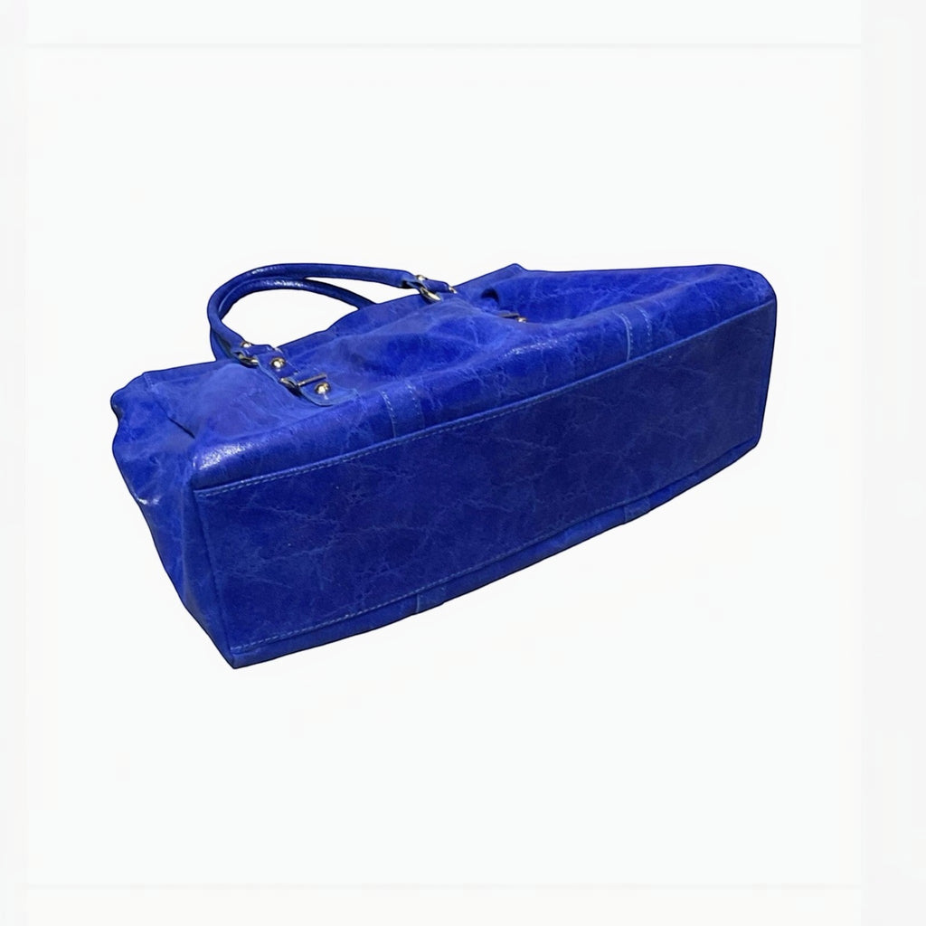 Sac à main bleu électrique LOUISA LEE en cuir brossé, grand format, détails dorés, idéal pour ordinateur 16 pouces.