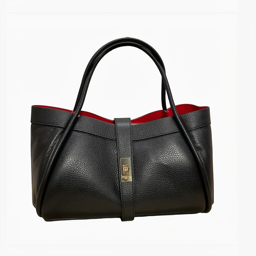 Sac à main mini Hugo LOUISA LEE en cuir grainé noir avec doublure rouge et fermoir doré.