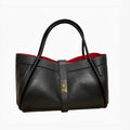 Sac à main mini Hugo LOUISA LEE en cuir grainé noir avec doublure rouge et fermoir doré.