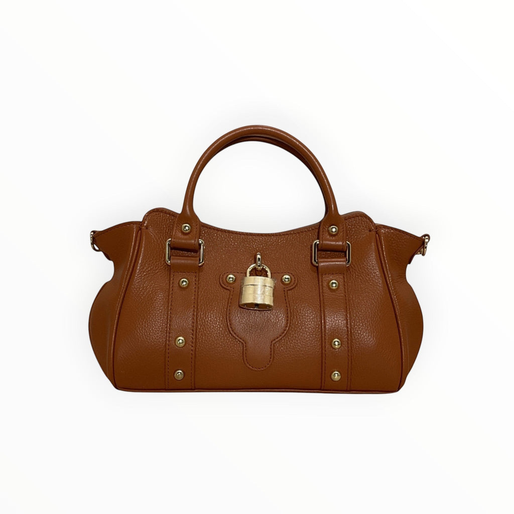 Sac à main LOUISA LEE en cuir grainé marron avec fermoir cadenas doré et clous dorés. Porté main ou épaule.
